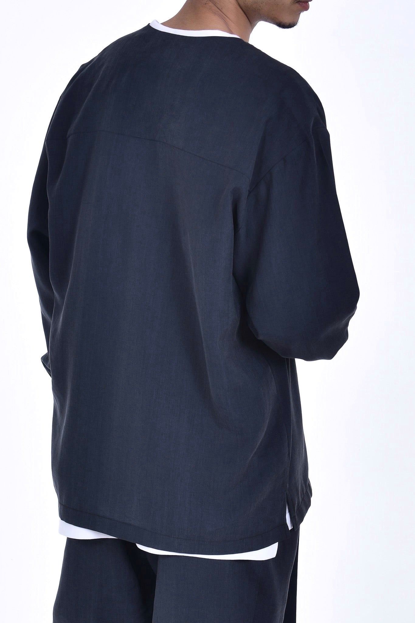 FERE STUDIOS FITTING COLLARLESS SHIRT IN GREY ANTHRACITE