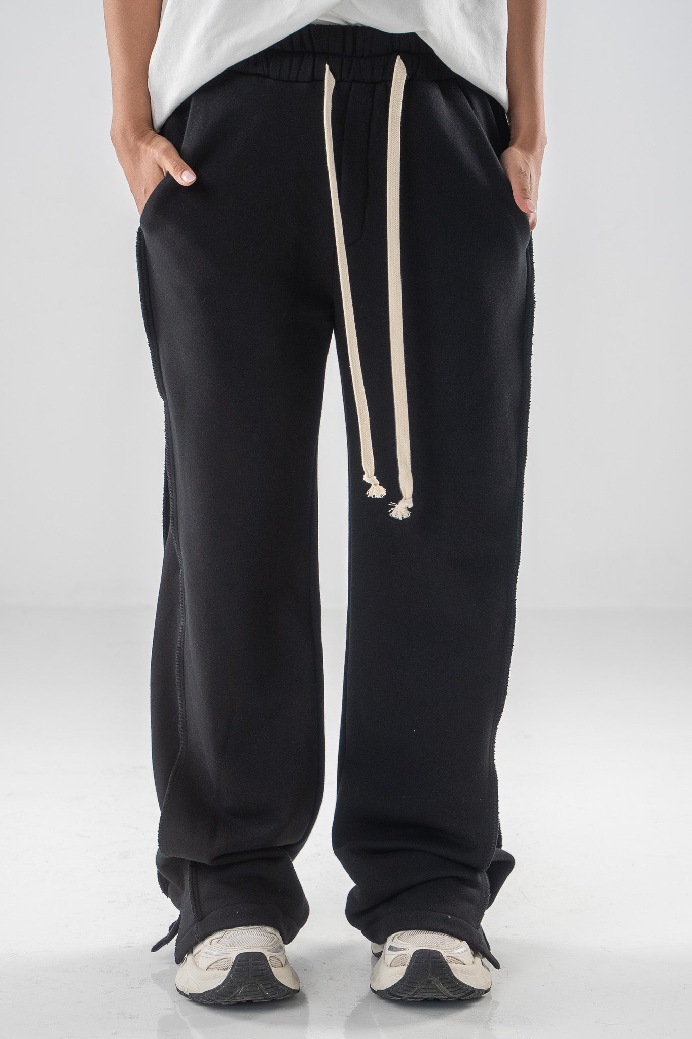 FERE STUDIOS SWEATPANTS IN BLACK