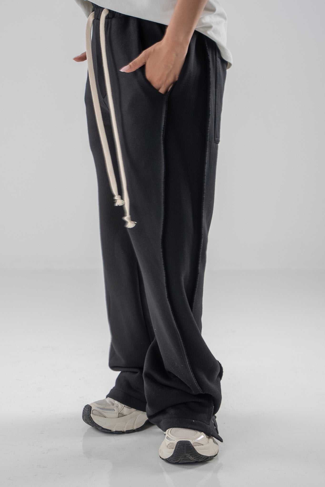 FERE STUDIOS SWEATPANTS IN BLACK