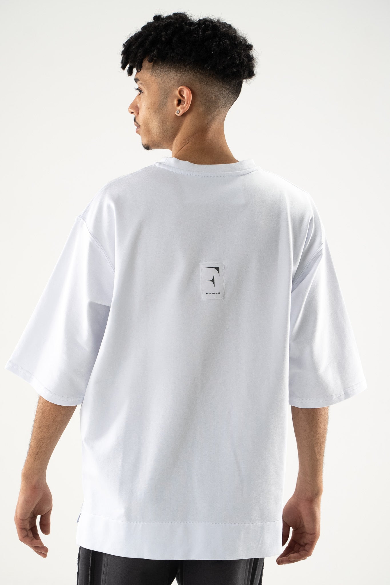 FERE STUDIOS T-SHIRT OVERSIZED IN WHITE