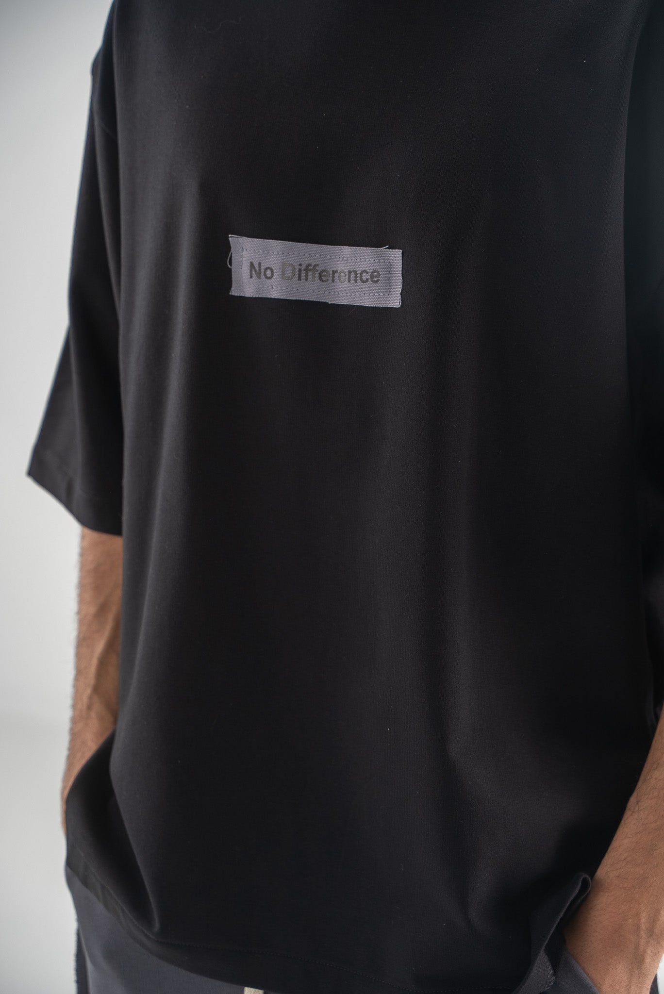 FERE STUDIOS T-SHIRT "NO DIFFERENCE"