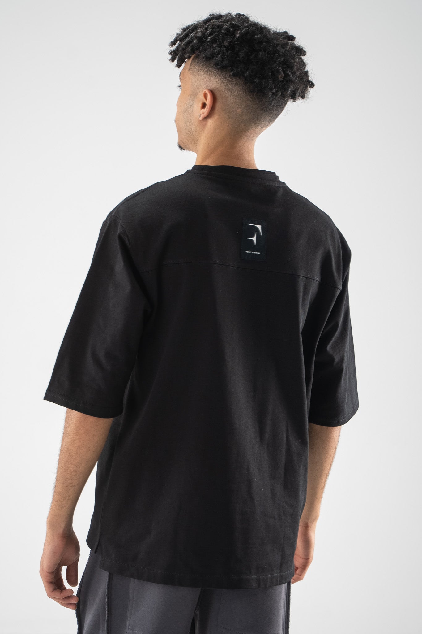 FERE STUDIOS T-SHIRT OVERSIZED IN BLACK