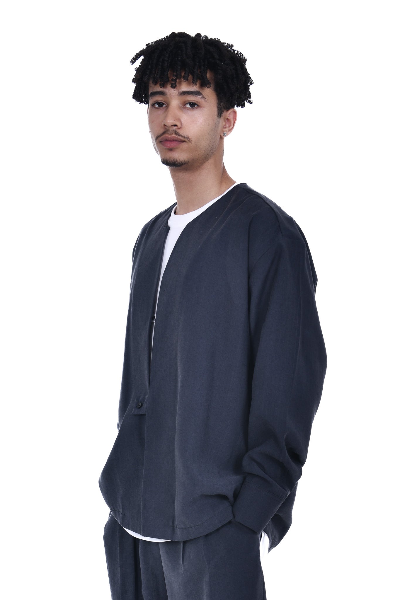 FERE STUDIOS FITTING COLLARLESS SHIRT IN GREY ANTHRACITE