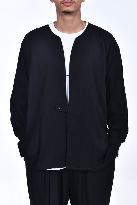FERE STUDIOS FITTING COLLARLESS SHIRT IN BLACK