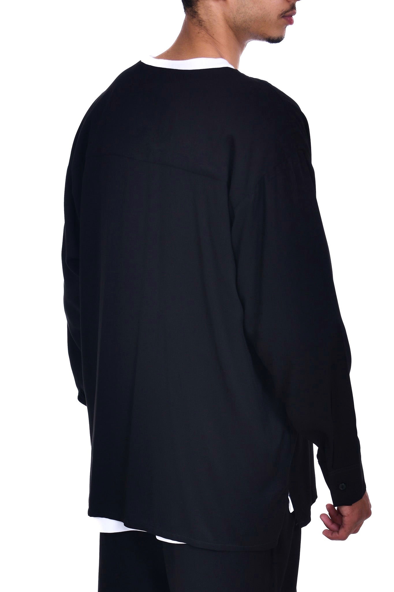 FERE STUDIOS FITTING COLLARLESS SHIRT IN BLACK