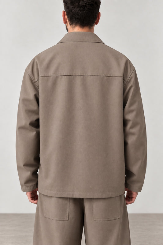 Sacou FERE STUDIOS taupe din stofă, vedere din spate pe model
