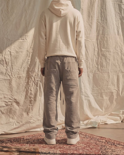 outfit barbati minimalist pantaloni gri oversized stil casual modern streetwear Fere Studios