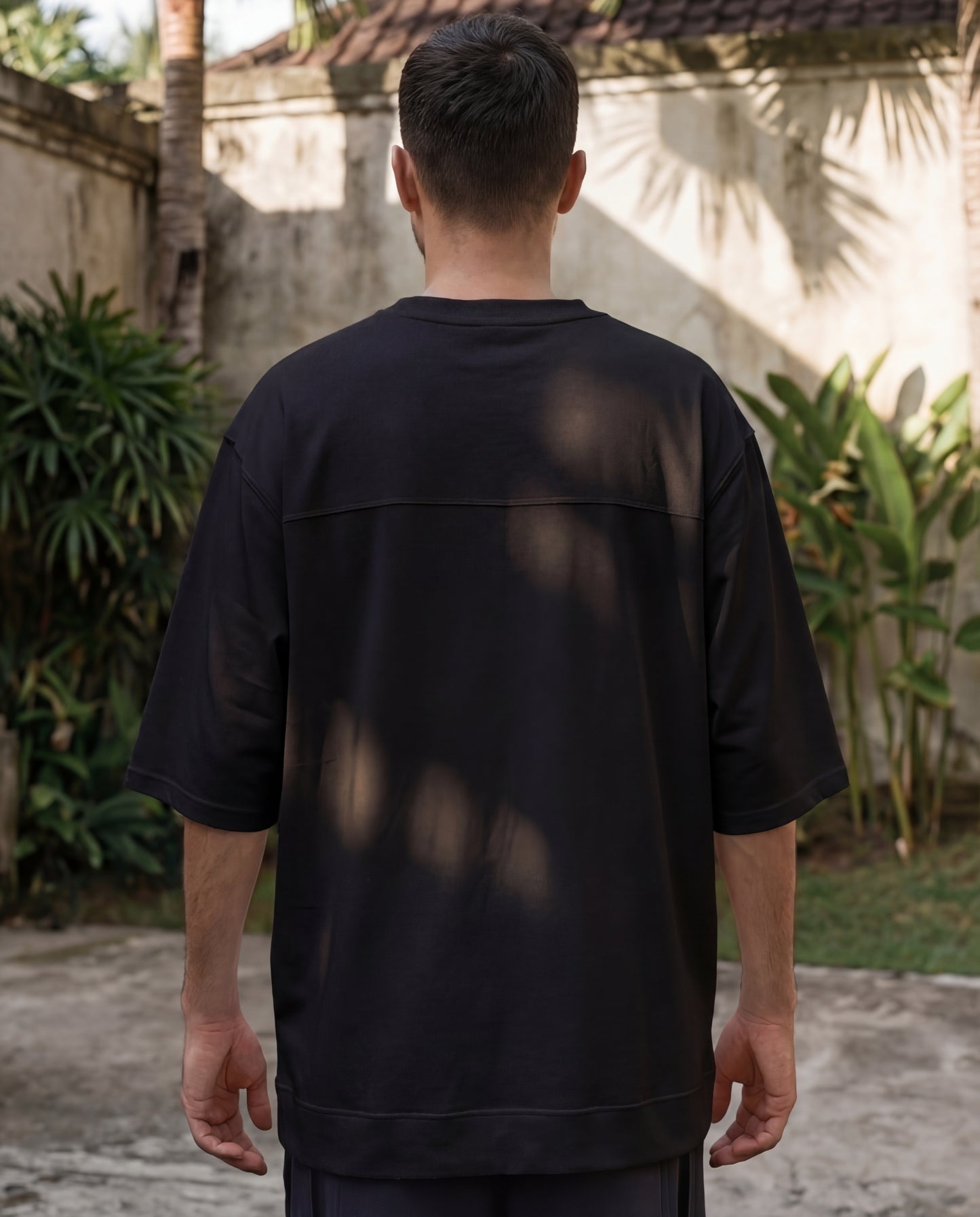 outfit barbati streetwear tricou negru oversized stil minimalist casual modern Fere Studios
